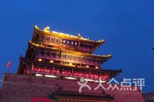 鼓楼广场吃瓜,夏日吃瓜盛宴，品味生活百态