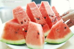 下班晚宿舍吃瓜,共享瓜香时光