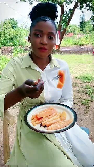 非洲美女吃瓜,美女与瓜果共舞的悠闲时光