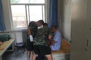 农村路边吃瓜群众,见证乡村生活百态