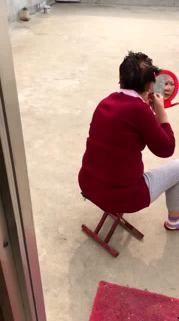 阿姨现场吃瓜,趣味横生瞬间捕捉