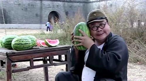 混混吃瓜没给钱,引发网友热议